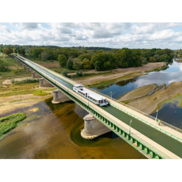 Pont Canal de Briare - https://www.les-bateaux-touristiques-briare.com/